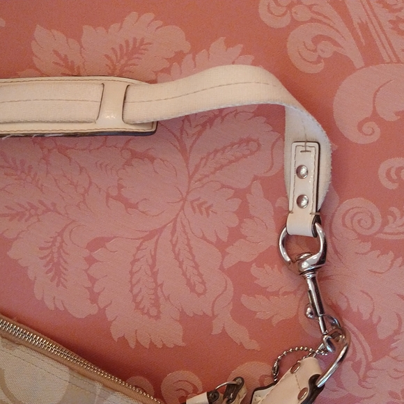 VGUC. Coach signature C canvas shoulder bag. - Picture 4 of 16